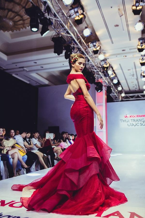 Võ Hoàng Yến và những màn catwalk đẹp thần sầu đẳng cấp quốc tế-4