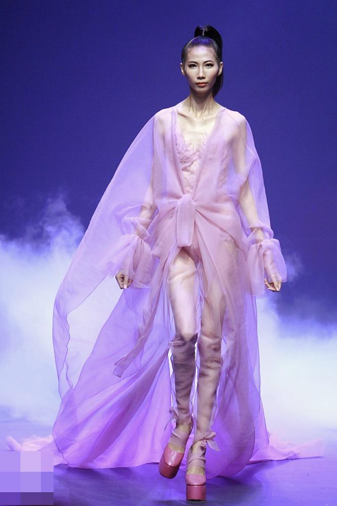 Diện lại chiếc váy voan Cao Ngân từng lâm nạn, Võ Hoàng Yến xuất sắc khác hẳn đàn em-5