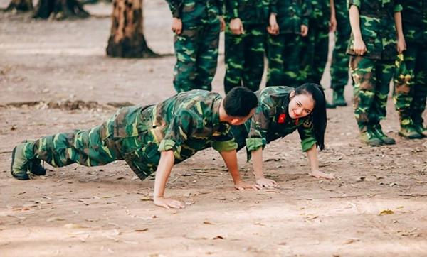 Cô giáo quốc phòng xinh đẹp thường bị học trò trêu vì mới 22 tuổi-4