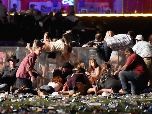 Chồng hy sinh thân mình che chắn cho vợ khỏi làn đạn trong vụ xả súng kinh hoàng ở Las Vegas-4