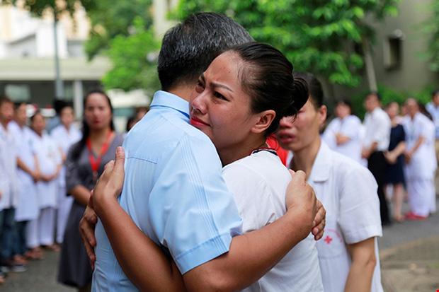 Viện trưởng Viện Huyết học nghỉ hưu, hàng trăm y bác sĩ, bệnh nhân xếp hàng chia tay trong nước mắt-4