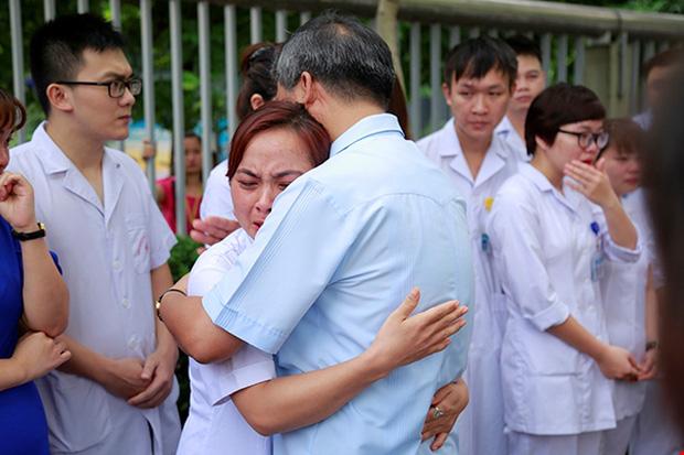 Viện trưởng Viện Huyết học nghỉ hưu, hàng trăm y bác sĩ, bệnh nhân xếp hàng chia tay trong nước mắt-5