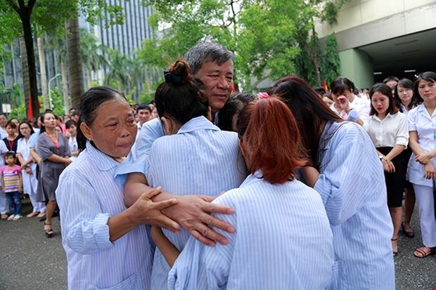 Viện trưởng Viện Huyết học nghỉ hưu, hàng trăm y bác sĩ, bệnh nhân xếp hàng chia tay trong nước mắt-7