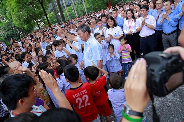 Viện trưởng Viện Huyết học nghỉ hưu, hàng trăm y bác sĩ, bệnh nhân xếp hàng chia tay trong nước mắt-9