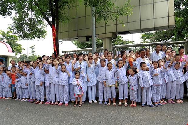 Viện trưởng Viện Huyết học nghỉ hưu, hàng trăm y bác sĩ, bệnh nhân xếp hàng chia tay trong nước mắt-10