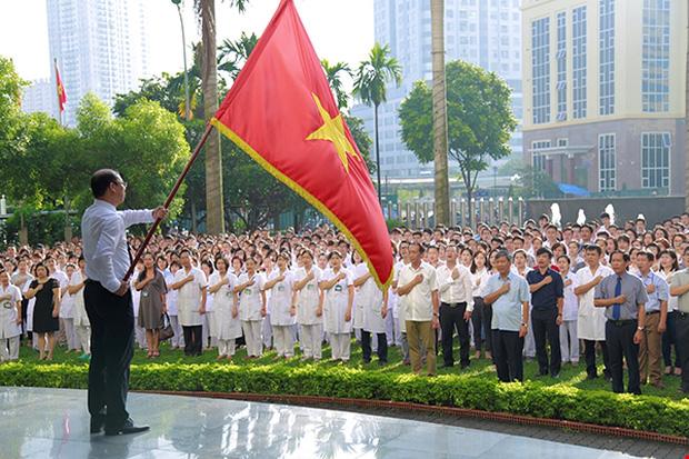 Viện trưởng Viện Huyết học nghỉ hưu, hàng trăm y bác sĩ, bệnh nhân xếp hàng chia tay trong nước mắt-3