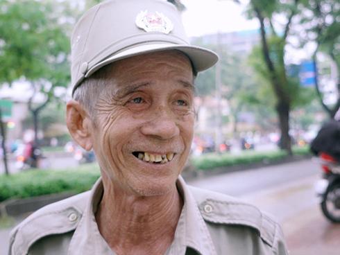 Chuyện chưa kể về bác bảo vệ mà học sinh chuyên Lê Hồng Phong cúi đầu chào mỗi ngày