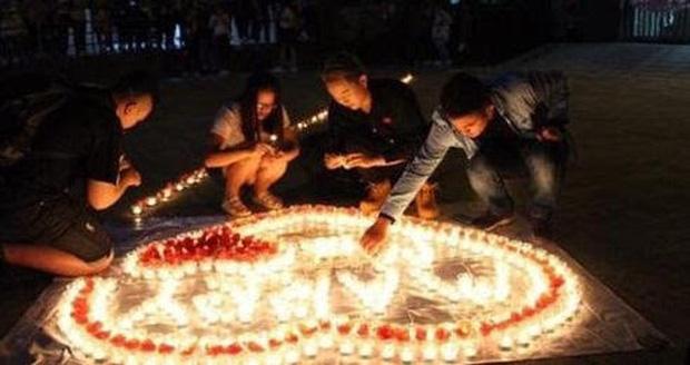 Đang thắp nến cầu hôn bạn gái thì bị bảo vệ ra dập lửa, chàng trai nhận cái kết có hậu-3