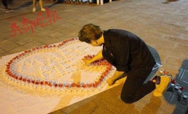 Đang thắp nến cầu hôn bạn gái thì bị bảo vệ ra dập lửa, chàng trai nhận cái kết có hậu-1