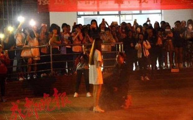 Đang thắp nến cầu hôn bạn gái thì bị bảo vệ ra dập lửa, chàng trai nhận cái kết có hậu-4