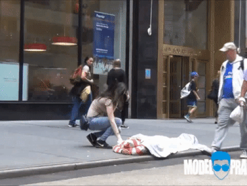 Clip: Kẻ vô gia cư, tên trộm, người đi đường và thông điệp 'ai cũng hiểu nhưng ít người chịu làm'