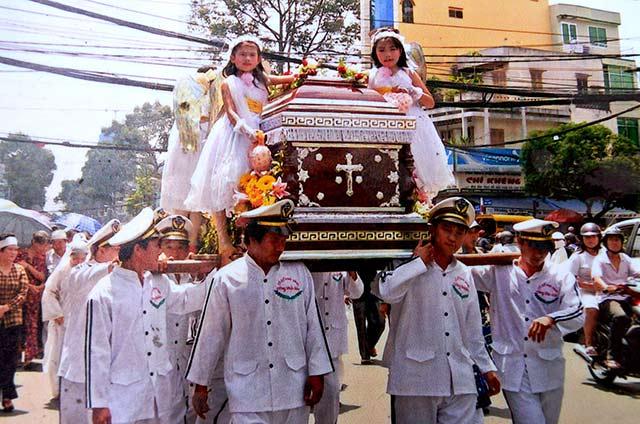 Sự thật về 4 bé gái đứng ở 4 góc quan tài trong đám tang cố nghệ sĩ Khánh Nam-5