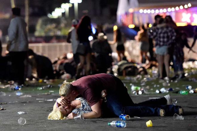 Chồng hy sinh thân mình che chắn cho vợ khỏi làn đạn trong vụ xả súng kinh hoàng ở Las Vegas-2
