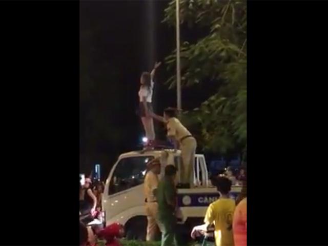 Clip: Cô gái trèo lên nóc xe CSGT, liên tục hô giết người-1
