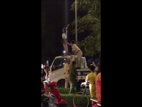 Clip: Cô gái trèo lên nóc xe CSGT, liên tục hô 'giết người'