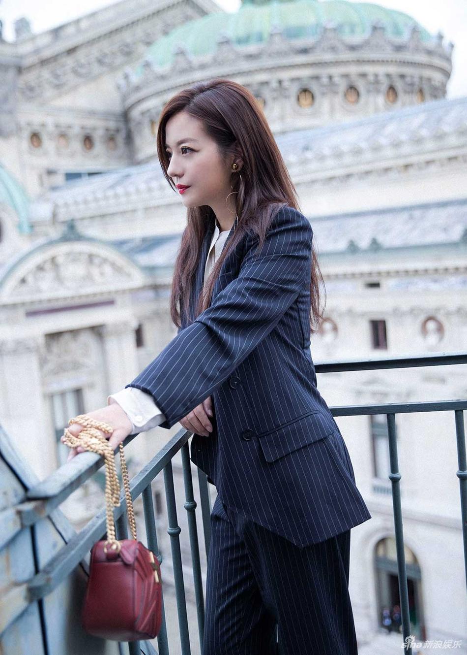 Đột nhiên chuyển sang phong cách menswear, Triệu Vy thu hút rừng ống kính tại Paris-2