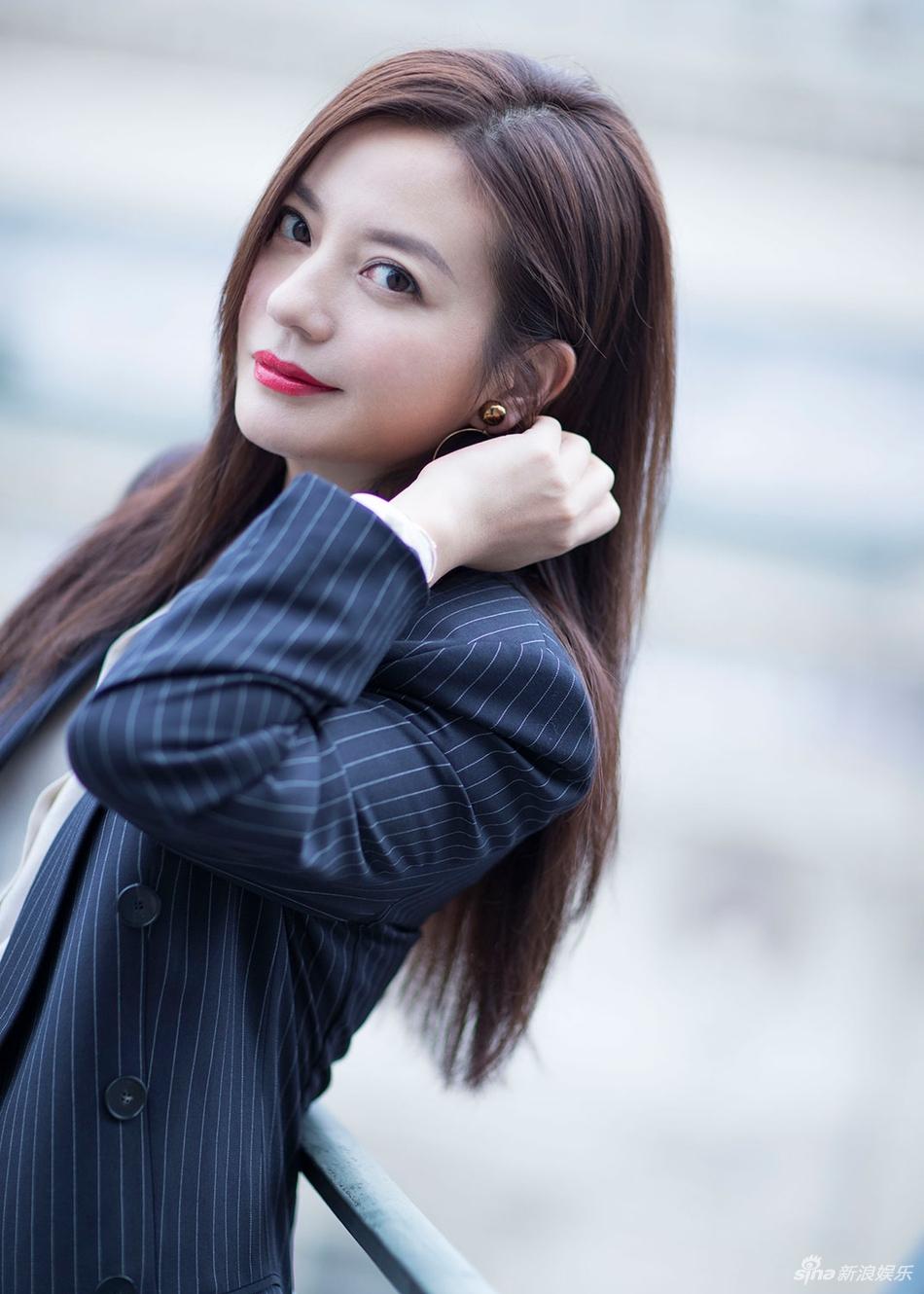 Đột nhiên chuyển sang phong cách menswear, Triệu Vy thu hút rừng ống kính tại Paris-4