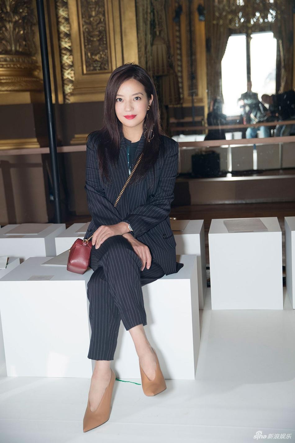 Đột nhiên chuyển sang phong cách menswear, Triệu Vy thu hút rừng ống kính tại Paris-3