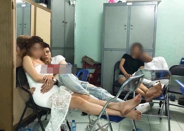 Lộ ảnh nam ca sĩ Hoàng Tôn say xỉn, ôm ấp gái lạ trong đồn công an?-1