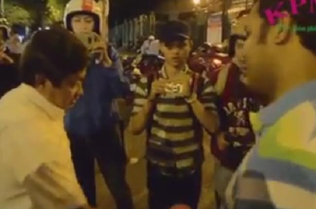 Clip: Giúp du khách bị giật túi xách, cảnh sát giao thông TP HCM nói tiếng Anh như gió-2