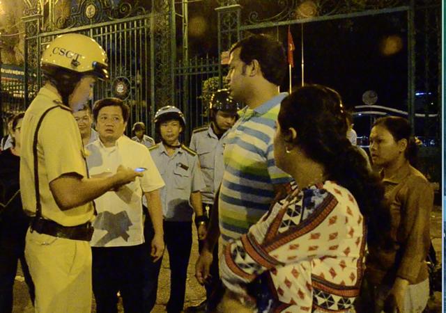 Clip: Giúp du khách bị giật túi xách, cảnh sát giao thông TP HCM nói tiếng Anh như gió-1