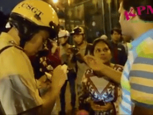 Tài xế đánh tới tấp đại úy cảnh sát giao thông trên phố-2