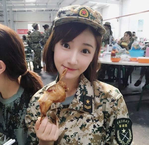 Loạt hot girl đổ bộ trong kỳ tập quân sự khiến người xem mê mệt-2