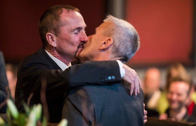 Xúc động nụ hôn của cặp đồng tính nam trong đám cưới hợp pháp đầu tiên tại Đức-1