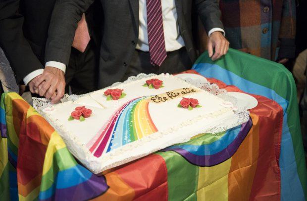 Xúc động nụ hôn của cặp đồng tính nam trong đám cưới hợp pháp đầu tiên tại Đức-2