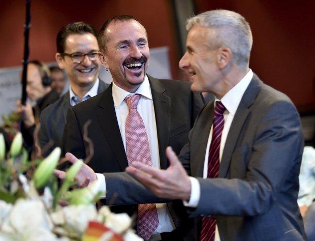 Xúc động nụ hôn của cặp đồng tính nam trong đám cưới hợp pháp đầu tiên tại Đức-3