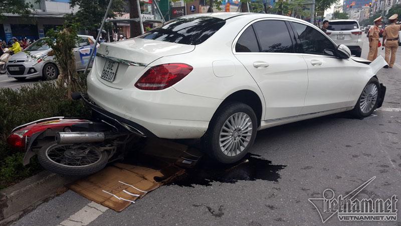 Hà Nội: Mercedes tông liên tiếp nhiều xe trên phố Xã Đàn-2