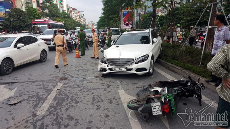 Hà Nội: Mercedes tông liên tiếp nhiều xe trên phố Xã Đàn-4