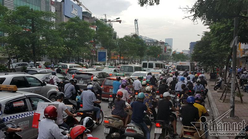 Hà Nội: Mercedes tông liên tiếp nhiều xe trên phố Xã Đàn-6