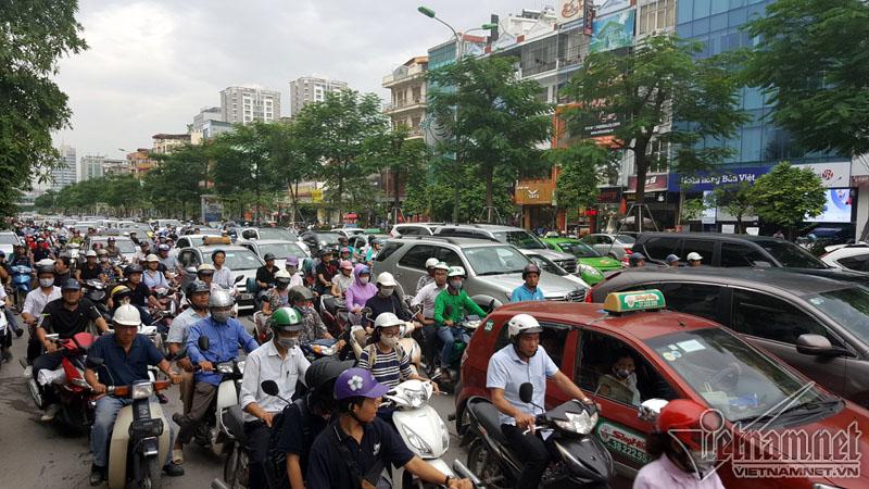 Hà Nội: Mercedes tông liên tiếp nhiều xe trên phố Xã Đàn-7