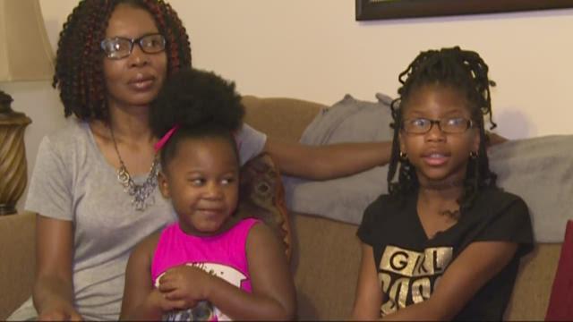 Thức dậy trong xe cấp cứu sau khi bất tỉnh trong phòng tắm, mẹ biết thiên thần đã cứu mình-1