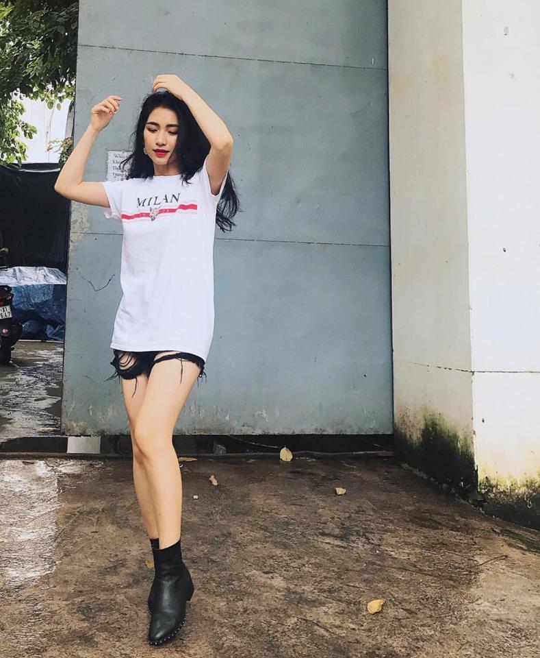 Hồ Ngọc Hà khoe chân dài miên man - Ngọc Trinh diện street style cưa sừng đón trung thu-1