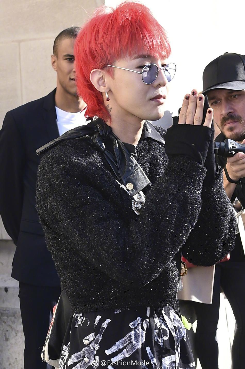 Park Shin Hye lộ mặt bóng dầu mập mạp - G-Dragon tóc đỏ chiếm sóng kinh đô thời trang Paris-4