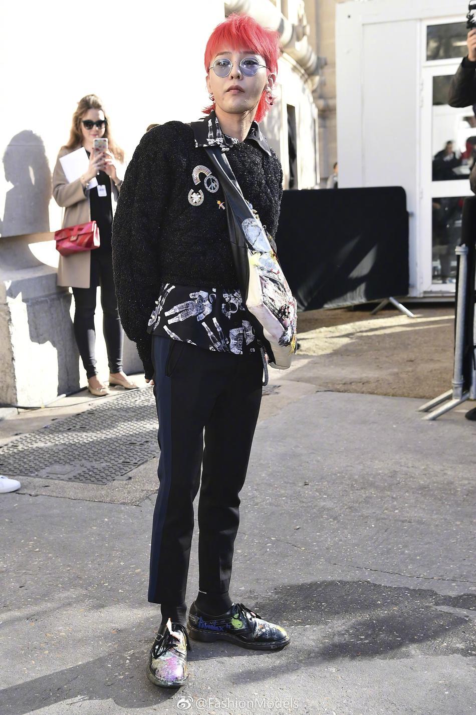 Park Shin Hye lộ mặt bóng dầu mập mạp - G-Dragon tóc đỏ chiếm sóng kinh đô thời trang Paris-5