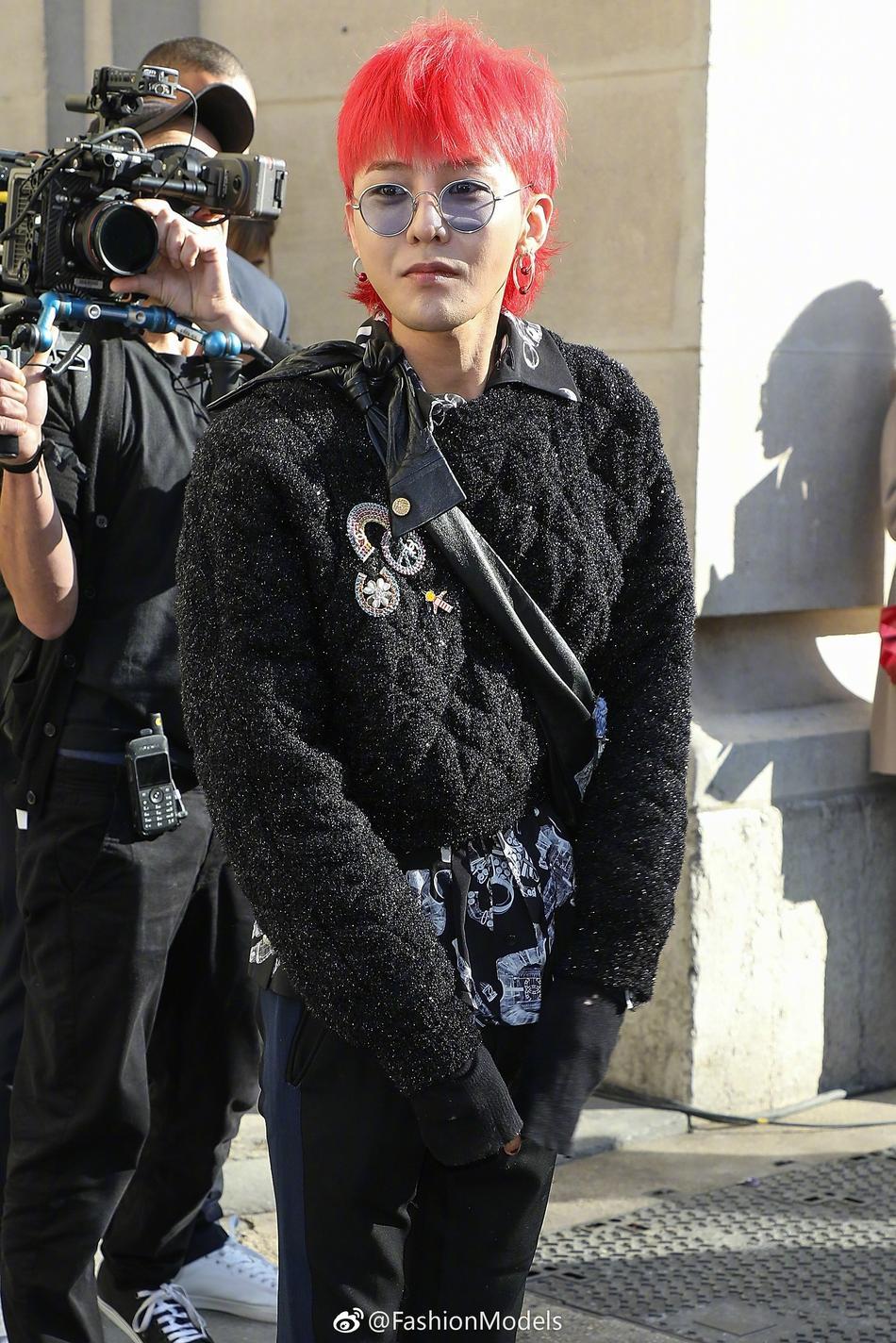 Park Shin Hye lộ mặt bóng dầu mập mạp - G-Dragon tóc đỏ chiếm sóng kinh đô thời trang Paris-7