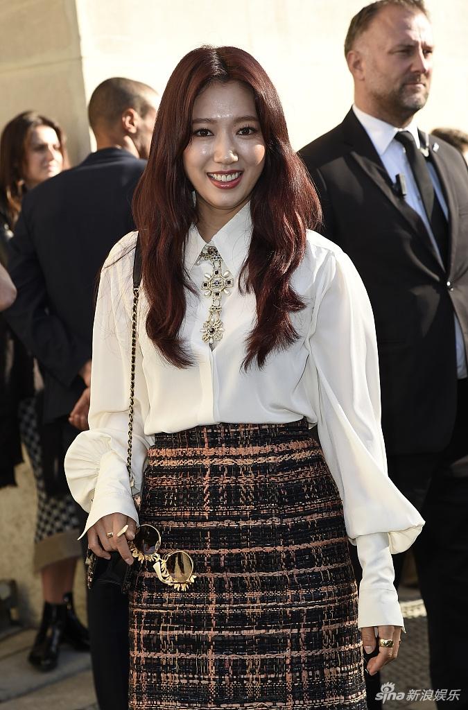 Park Shin Hye lộ mặt bóng dầu mập mạp - G-Dragon tóc đỏ chiếm sóng kinh đô thời trang Paris-2