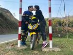 Cặp phượt thủ gây 'bão' vì hôn nhau khắp Việt Nam