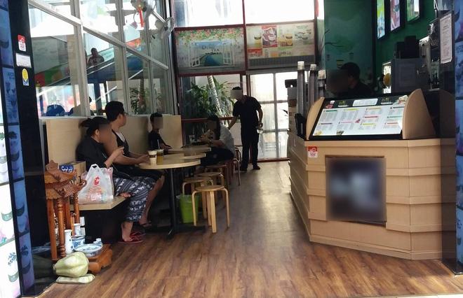 Hà Nội: Bé trai được mẹ đưa vào cửa hàng uống nước bị nhân viên chụp trộm tung lên mạng để câu like-4