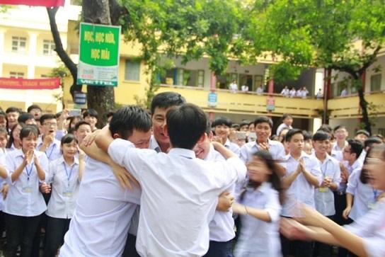Học sinh bật khóc chia tay thầy hiệu trưởng-5