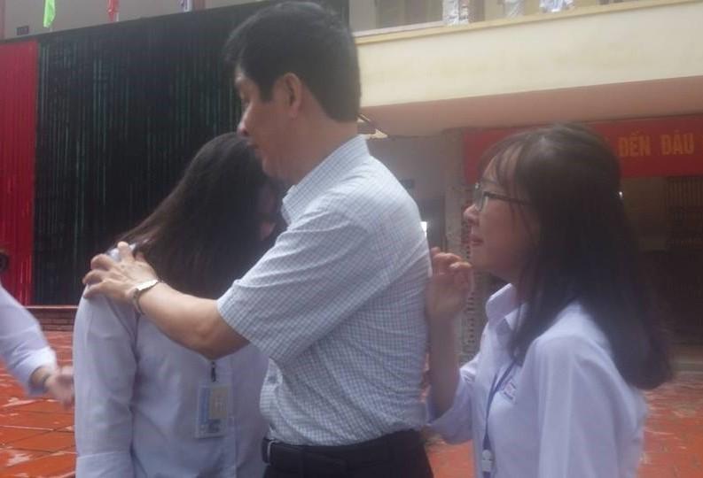 Học sinh bật khóc chia tay thầy hiệu trưởng-6
