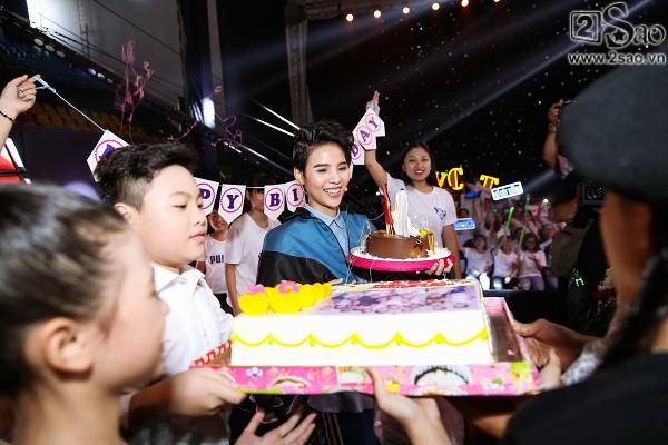 Vũ Cát Tường bất ngờ được tặng bánh sinh nhật trên sân khấu The Voice Kids-11