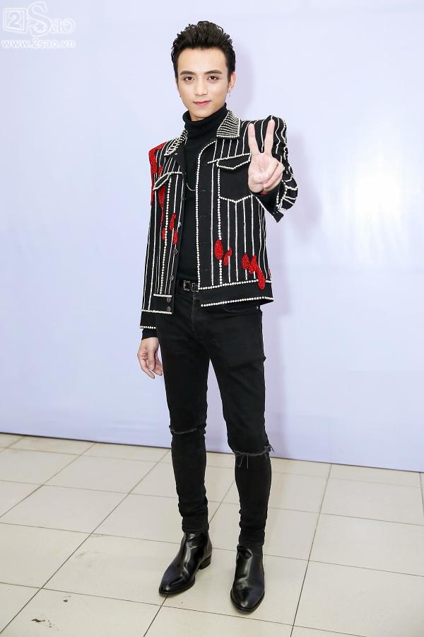 Vũ Cát Tường bất ngờ được tặng bánh sinh nhật trên sân khấu The Voice Kids-4