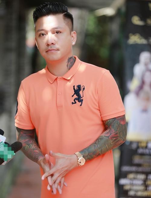 Được fan nữ hôn má, Tuấn Hưng phải hốt hoảng giải thích với vợ-4