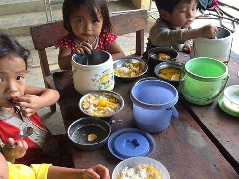 Bức ảnh đáng yêu 'bữa trưa không thịt của con' và câu chuyện nghẹn lòng phía sau