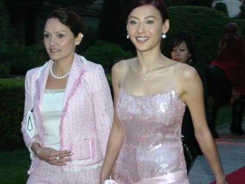 Mẹ Trương Bá Chi đóng phim cấp ba, làm tài xế Uber tuổi U60