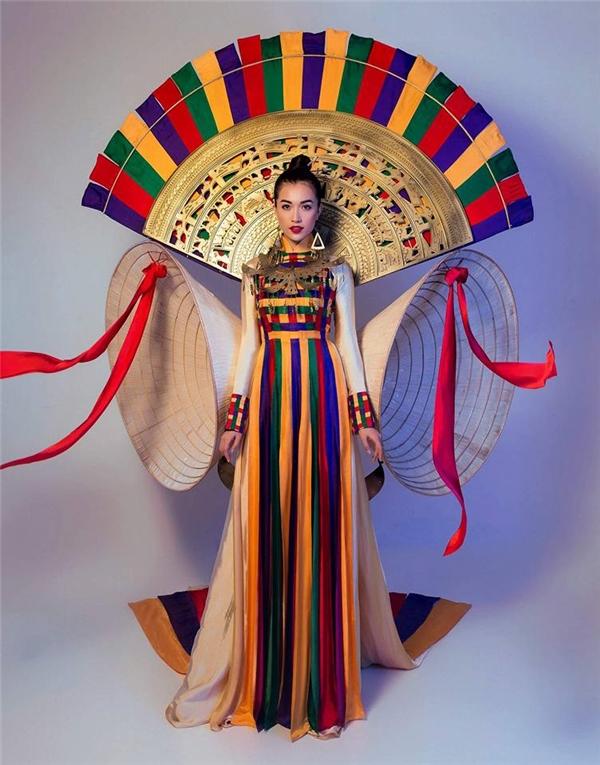 Lộ diện quốc phục chính thức của đại diện Việt Nam tại Hoa hậu Hoàn vũ 2017-1